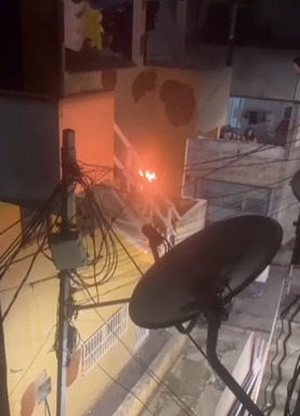 FIAÇÃO EM POSTE PEGA FOGO NO SILVINA E MORADORES ESTÃO SEM ENERGIA