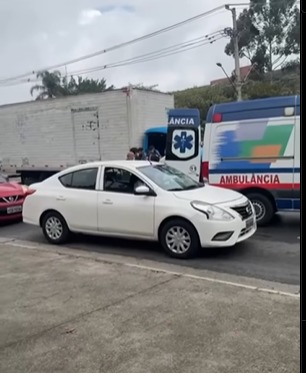 MOTORISTA DE CAMINHÃO PASSA MAL, COLIDE COM TRÊS VEÍCULOS E É ATENDIDO PELO SAMU NA ESTRADA SAMUEL AIZEMBERG