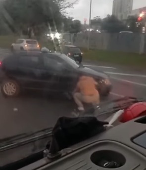 COLISÃO ENTRE TRÊS VEÍCULOS CAUSA LENTIDÃO NA VIA ANCHIETA, SENTIDO LITORAL