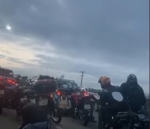 VÍDEO MOSTRA CIVIS NO CHÃO PARA ESCAPAR DE TIROTEIO