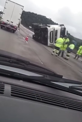 CARRETA TOMBA NO RODOANEL EM SÃO BERNARDO E CAUSA LENTIDÃO NO SENTIDO MAUÁ