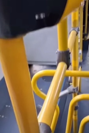 ÔNIBUS DA BR7 APRESENTA FALHA TÉCNICA NO CALUX E PASSAGEIROS PRECISAM SUBIR LADEIRA A PÉ