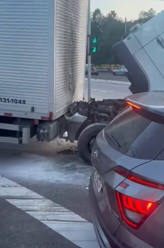 CAMINHÃO TEM PRINCÍPIO DE INCÊNDIO PRÓXIMO À RODOVIA DOS IMIGRANTES EM SÃO BERNARDO