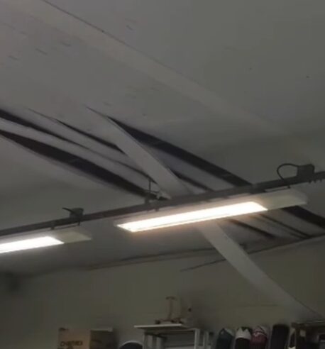 REVESTIMENTO DO TETO SE SOLTA DURANTE AULA NA ETEC LAURO GOMES EM SÃO BERNARDO