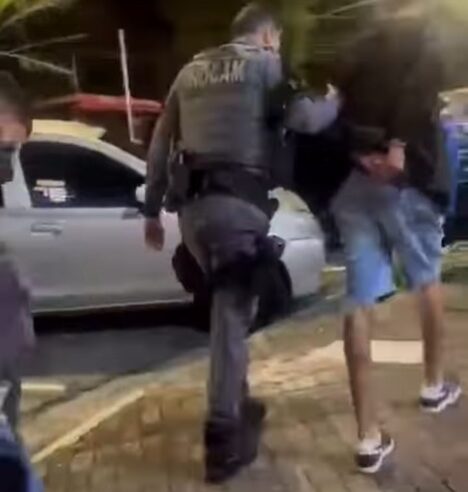 DOIS SÃO PRESOS PELA ROCAM EM DIADEMA APÓS COLIDIREM CARRO ROUBADO EM PORTÃO DE RESIDÊNCIA; UM DELES ESTAVA FORAGIDO