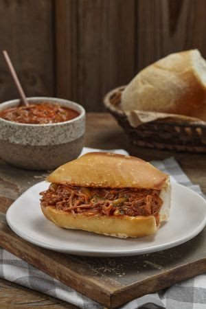 PADARIA BRASILEIRA LANÇA FESTIVAL DE CARNE LOUCA EM CAMPANHA JUNINA