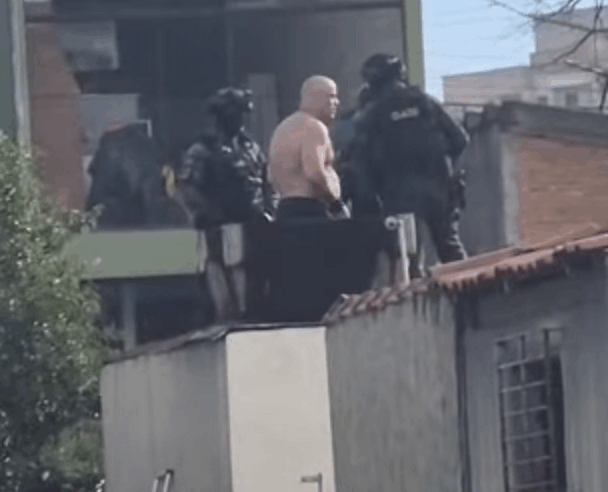HOMEM SE ENTREGA APÓS MANTER MULHER REFÉM NO TABOÃO, EM SÃO BERNARDO
