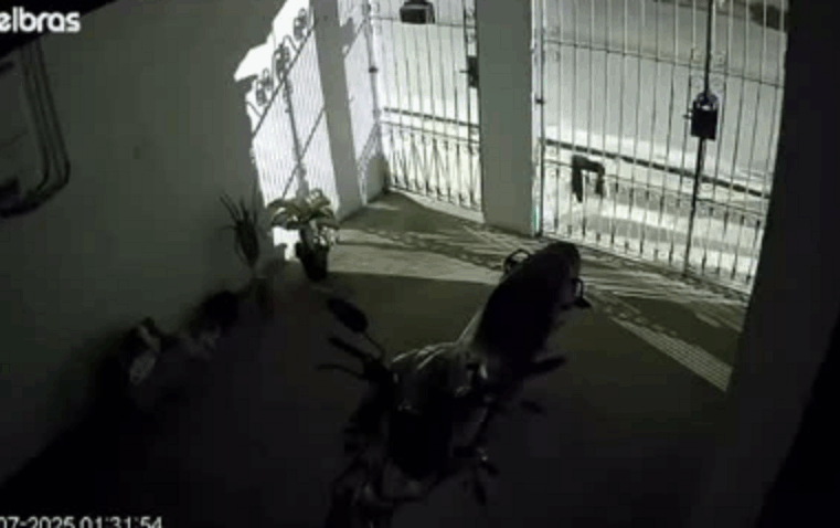 VÍDEO: CRIMINOSOS INVADEM GARAGEM E FURTAM MOTO DE CASAL NO RUDGE RAMOS