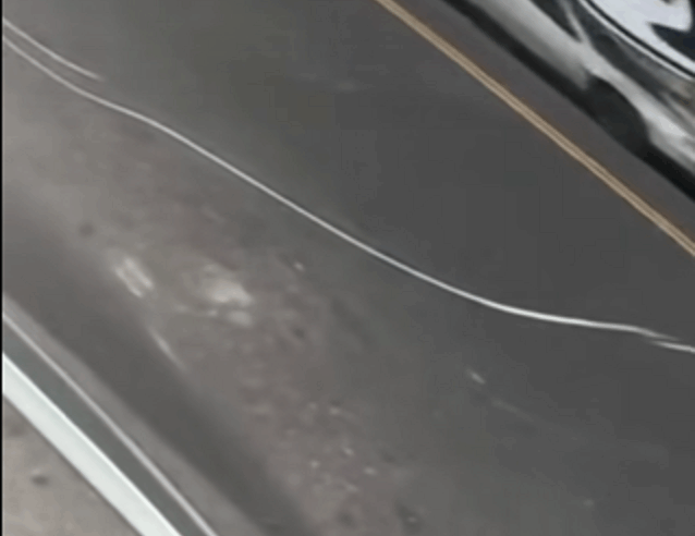 CARRO É RISCADO POR MOTORISTA NO BAIRRO DOS CASA; CENAS LEMBRAM CASO EM SANTO ANDRÉ