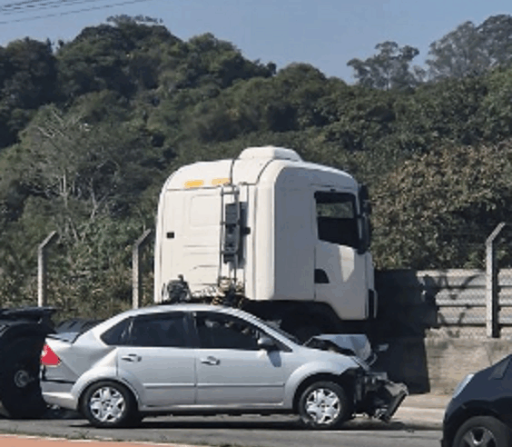 COLISÃO ENTRE CAMINHÃO E CARRO DEIXA MULHER FERIDA NA ESTRADA DOS ALVARENGA