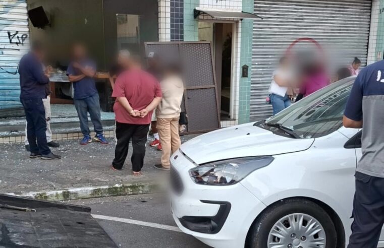 TRÂNSITO: MOTORISTA CONFUNDE PEDAL E INVADE IGREJA NA RUA RIO BRANCO