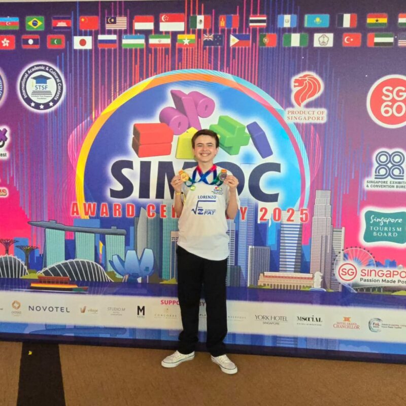 AOS 13 ANOS, LORENZO DO PRADO, DE SÃO BERNARDO, CONQUISTA OURO NA OLIMPÍADA INTERNACIONAL DE MATEMÁTICA EM SINGAPURA PELO 2º ANO