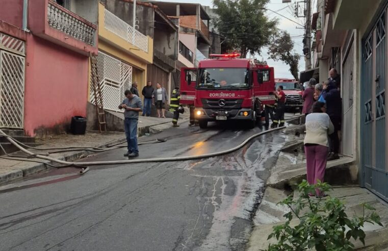 INCÊNDIO ATINGE RESIDÊNCIA NO JARDIM THELMA; TRÊS PESSOAS FORAM SOCORRIDAS