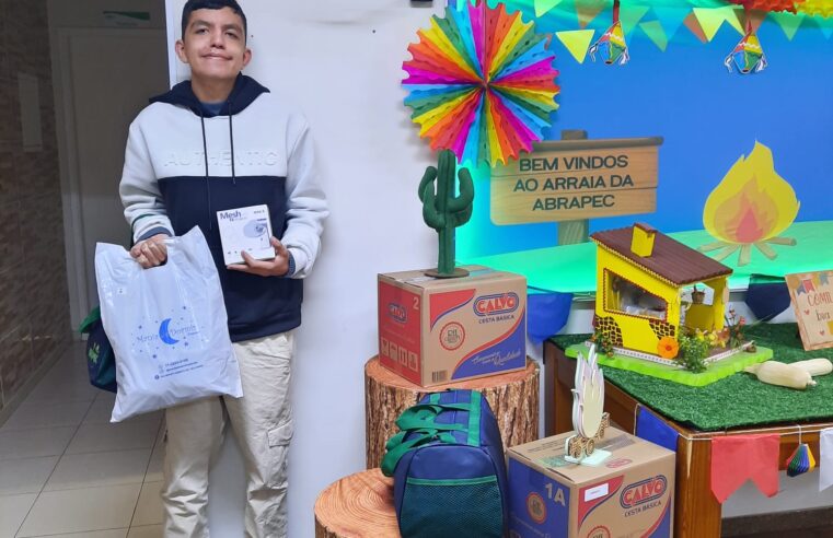 CAMPANHA “AQUEÇA O CORPO E O CORAÇÃO”: “ESTE É O MEU PRIMEIRO PIJAMA”, RELATA ATENDIDA DA ABRAPEC DURANTE A ENTREGA DOS KITS DE INVERNO