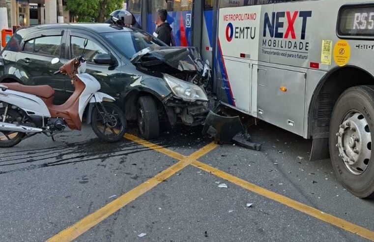 ACIDENTE NO RUDGE RAMOS: CARRO BATE NA LATERAL DE ÔNIBUS EM FRENTE ÀS CASAS BAHIA