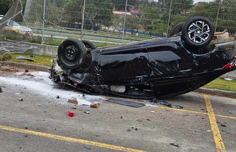 CARRO CAPOTA NO KM 23 DA ANCHIETA E INVADE A VOLKSWAGEN