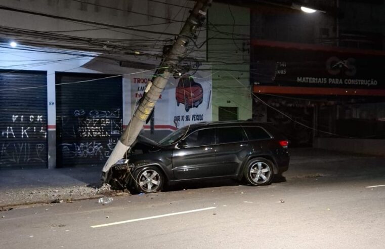 CARRO BATE EM POSTE NA PRAÇA DOS EXPEDICIONÁRIOS E DEIXA DOIS FERIDOS NA MADRUGADA DESTE DOMINGO