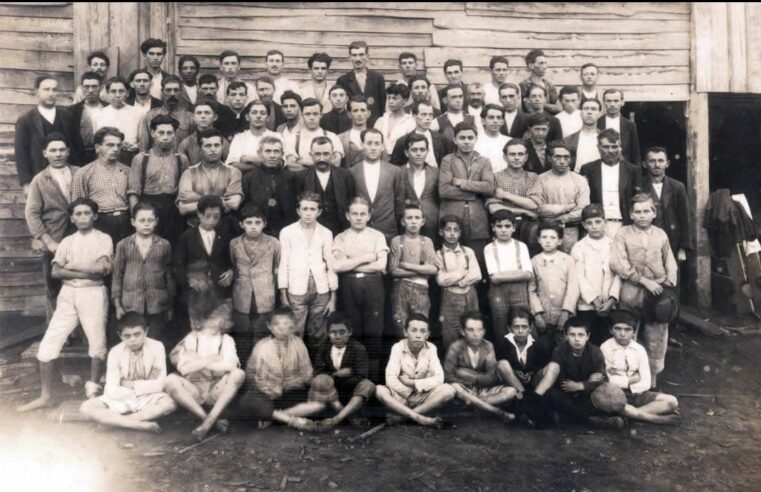 FUNCIONÁRIOS DA FÁBRICA DE MÓVEIS SÃO BERNARDO, EM 1925 – FOTOS HISTÓRICAS