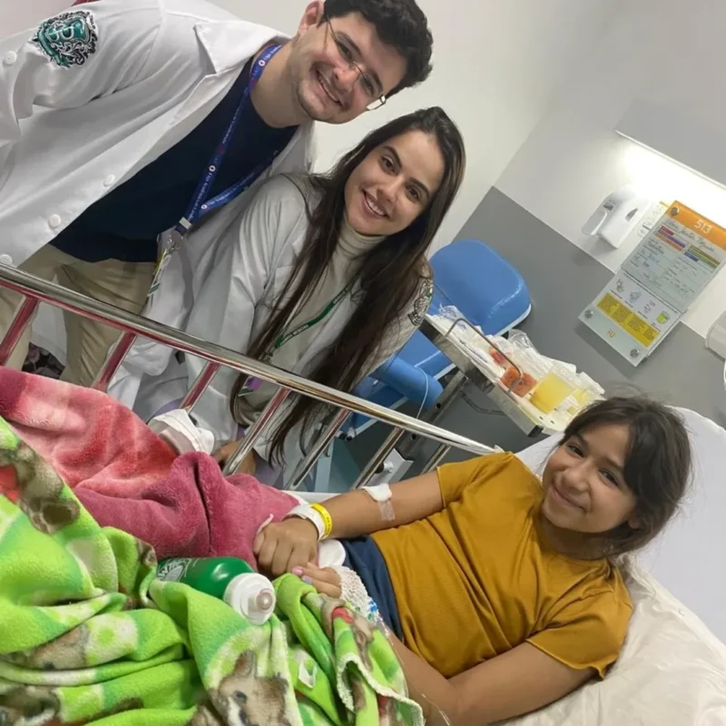APÓS 11 DIAS INTERNADA, PEQUENA HELENA DE 9 ANOS RECEBE ALTA E MÃE AGRADECE EQUIPE MÉDICA