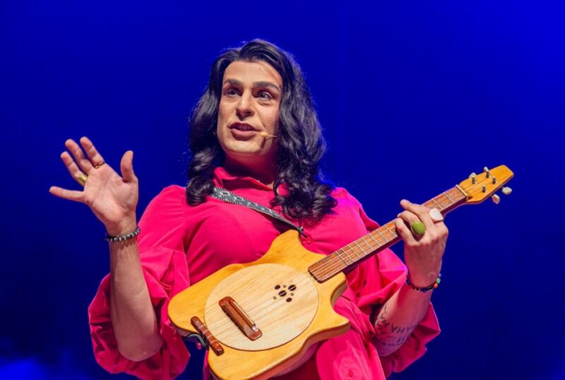 TEATROS DE SANTO ANDRÉ RECEBEM SHOWS DE STAND-UP COM ÍNDIO BEHN E AFONSO PADILHA