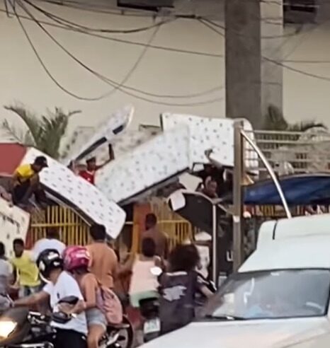  LOJA DE ATACADO PEGA FOGO NO RJ E VÍDEOS MOSTRAM SAQUES DURANTE INCÊNDIO