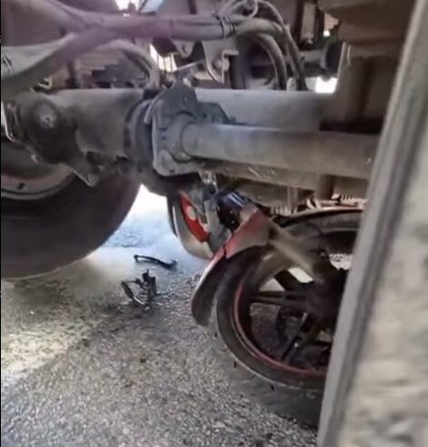 MOTO VAI PARAR EMBAIXO DE CARRETA APÓS ACIDENTE NA ESTRADA DOS ALVARENGAS