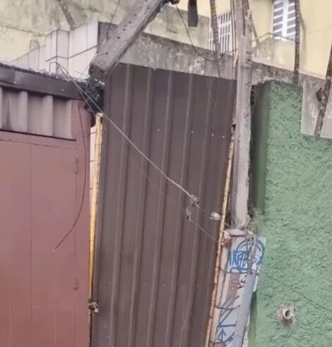 ESTRAGO: CAMINHÃO ARRANCA FIAÇÃO ELÉTRICA E ENTORTA POSTE INTERNO DE IMÓVEL NO BAIRRO ASSUNÇÃO