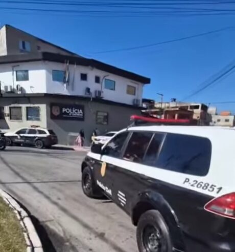IMPRENSA SEGUE EM FRENTE AO 8º DP DE SÃO BERNARDO ACOMPANHANDO CASO DE JOVEM INTERNADO APÓS COMER BOLINHO COM SUSPEITA DE ENVENENAMENTO