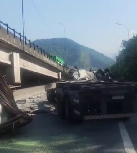 CARRETA CAI DE VIADUTO APÓS BATER EM MURETA E MOTORISTA MORRE EM CUBATÃO