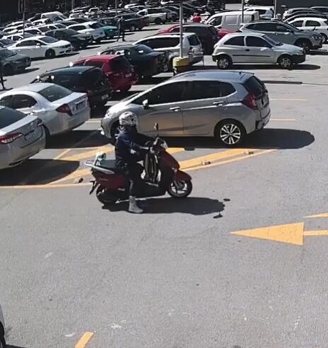VÍDEOS MOSTRAM AÇÕES CRIMINOSAS DE HOMEM PRESO NO TABOÃO APÓS ATROPELAR MULHER E FUGIR COM MOTO CLONADA