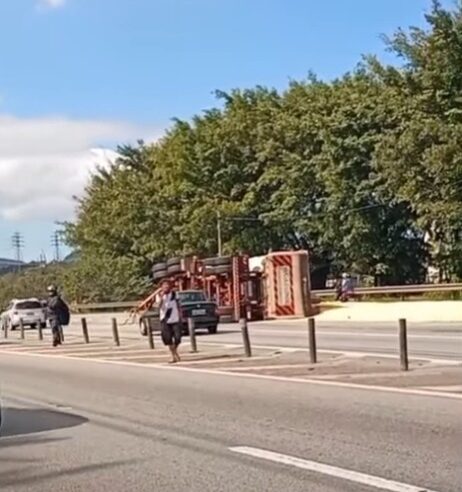 DOIS ACIDENTES NO KM 61 DA VIA ANCHIETA COMPLICAM O TRÂNSITO NESTE SÁBADO