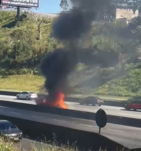 CARRO CAPOTA E PEGA FOGO NO KM 27 DA VIA ANCHIETA NESTE SÁBADO