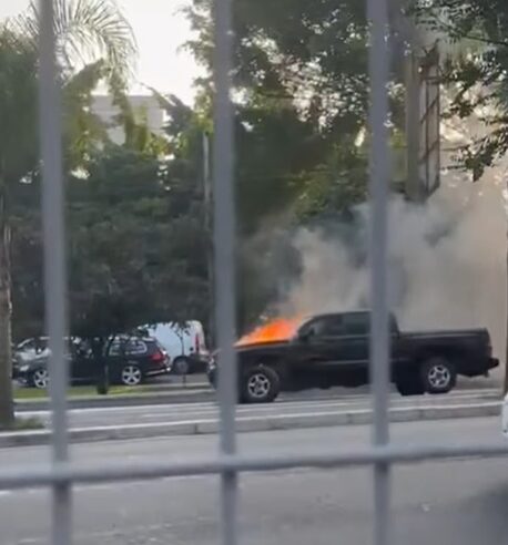 CARRO PEGA FOGO EM FRENTE AO SAM’S CLUB NA SENADOR VERGUEIRO EM SÃO BERNARDO