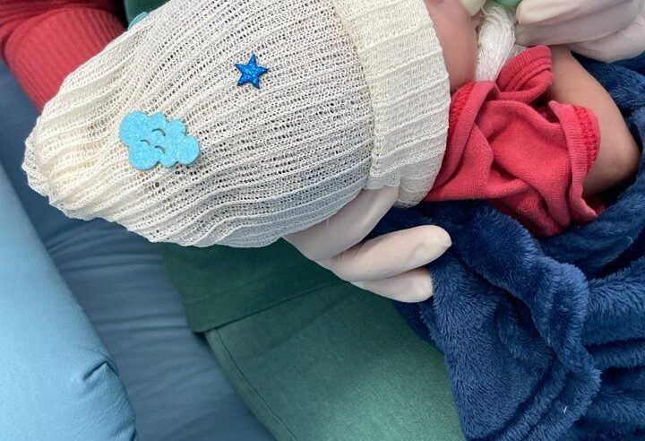 BEBÊS DO NARDINI RECEBEM GORRINHOS TRICOTADOS POR VOLUNTÁRIOS