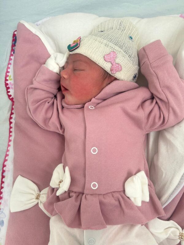 BEBÊS DO NARDINI RECEBEM GORRINHOS TRICOTADOS POR VOLUNTÁRIOS