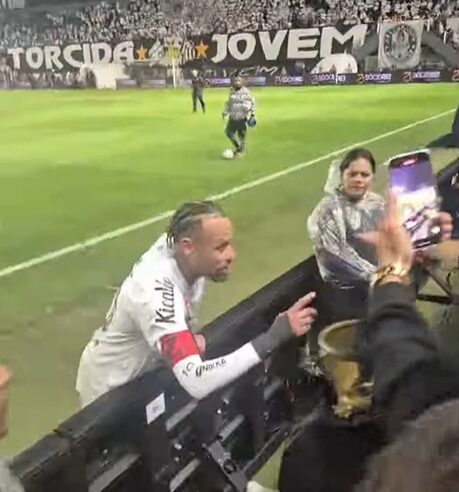 NEYMAR DISCUTE COM TORCEDOR APÓS DERROTA DO SANTOS