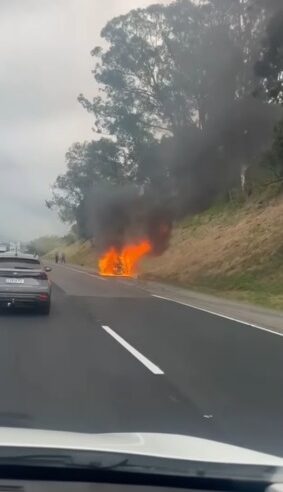 VEÍCULO PEGA FOGO NA RODOVIA DOS IMIGRANTES