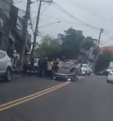 CARRO TOMBA NO BAIRRO DOS CASAS E CAUSA INTERDIÇÃO PARCIAL DE VIA