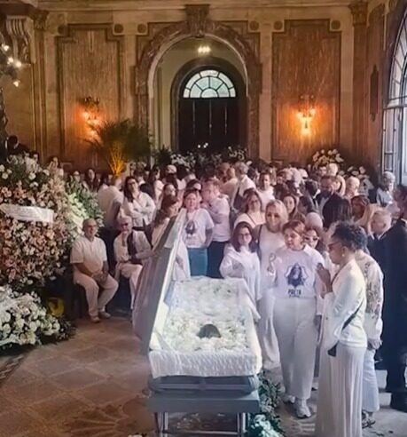 FÃS E FAMILIARES SE DESPEDEM DE PRETA GIL NO THEATRO MUNICIPAL DO RIO