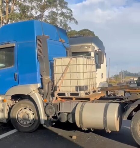 CAMINHÃO FAZ “L” NA ANCHIETA, NA ALTURA DO KM 26, SENTIDO SÃO PAULO