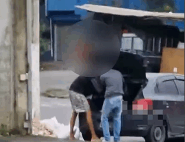 MORADORES FLAGRAM DOIS HOMENS DESCARTANDO SACOS DE RESTO DE OBRA NO MEIO DA RUA NO JARDIM REPRESA