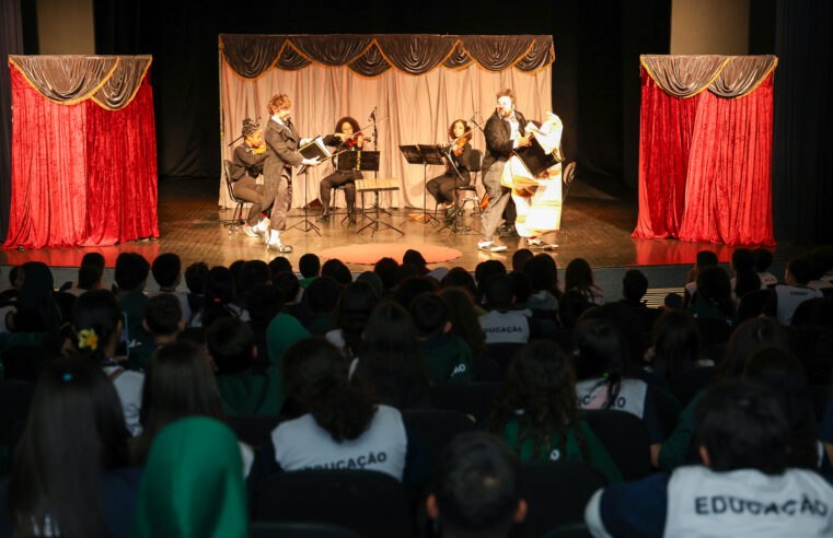 ESTUDANTES DE SÃO CAETANO VIVENCIAM EXPERIÊNCIA CULTURAL NO TEATRO SANTOS DUMONT EM PARCERIA COM O SESC