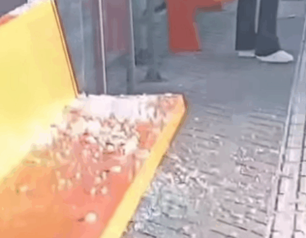 PONTO DE ÔNIBUS NA VERGUEIRO É ALVO DE VANDALISMO