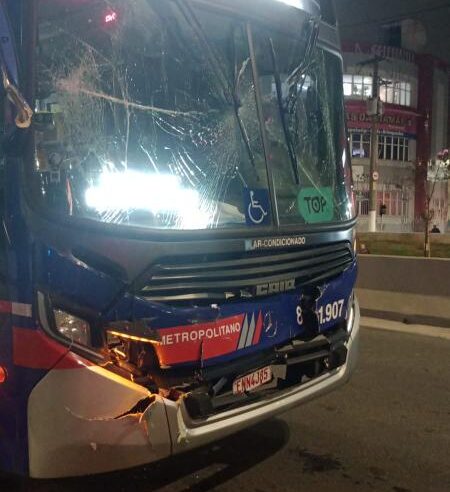 DOIS ÔNIBUS BATEM NA FARIA LIMA APÓS MOTOQUEIRO FURAR SINAL