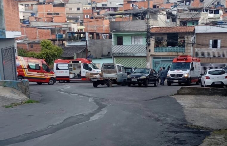 HOMEM CAI DE TELHADO E FICA GRAVEMENTE FERIDO NA VILA SÃO PEDRO