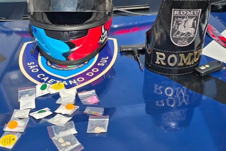 GCM DE SÃO CAETANO PRENDE MOTOCICLISTA QUE TENTOU FURAR BLOQUEIO E QUE ESCONDIA DROGAS NO CAPACETE