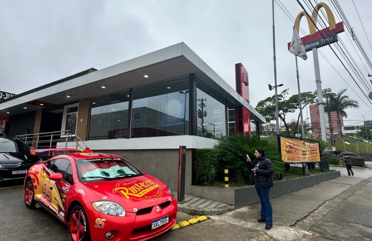 RELÂMPAGO MCQUEEN DE SÃO BERNARDO FAZ A ALEGRIA DA CRIANÇADA NO McDIA FELIZ 2025