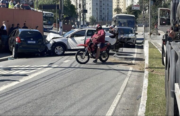 ACIDENTE ENVOLVE ÔNIBUS, CARRETA E DOIS CARROS NA MARIA SERVIDEI DEMARCHI