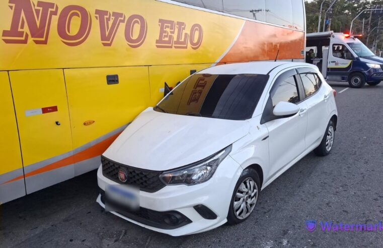 CARRO BATE EM ÔNIBUS PARADO NA AV. DR. JOSÉ FORNARI EM SÃO BERNARDO