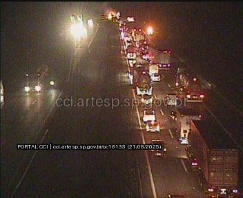 CAMINHONETE PEGA FOGO NO RODOANEL